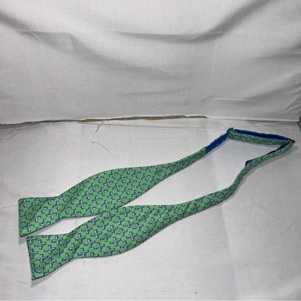 Southern Tide Bow Tie Green Skip Jack Fish 2.5" Wide Self Tie 100% Silk ITALY